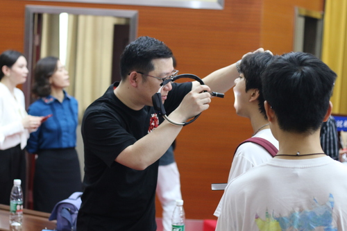 凌科技教授为学生检查义诊